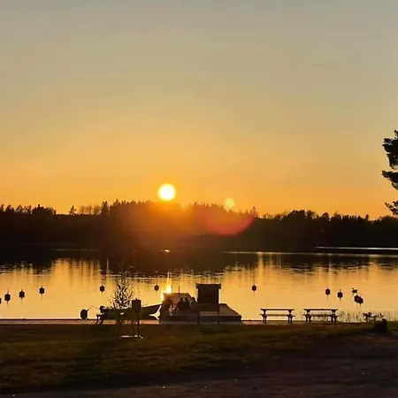 فيلة Merikruunun Taehdistoehuvila Sirius 56 Kulla